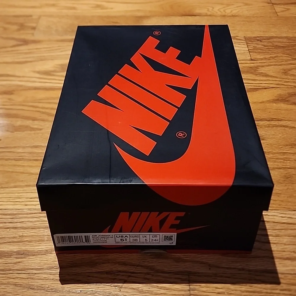 Kids Jordan Retro High 1 Sneakers - Picture 6 of 6
